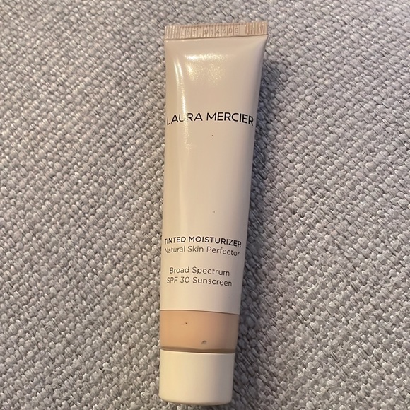 Laura Mercier Tinted Moisturizer Natural Skin Perfector SPF 30 - Picture 4 of 5